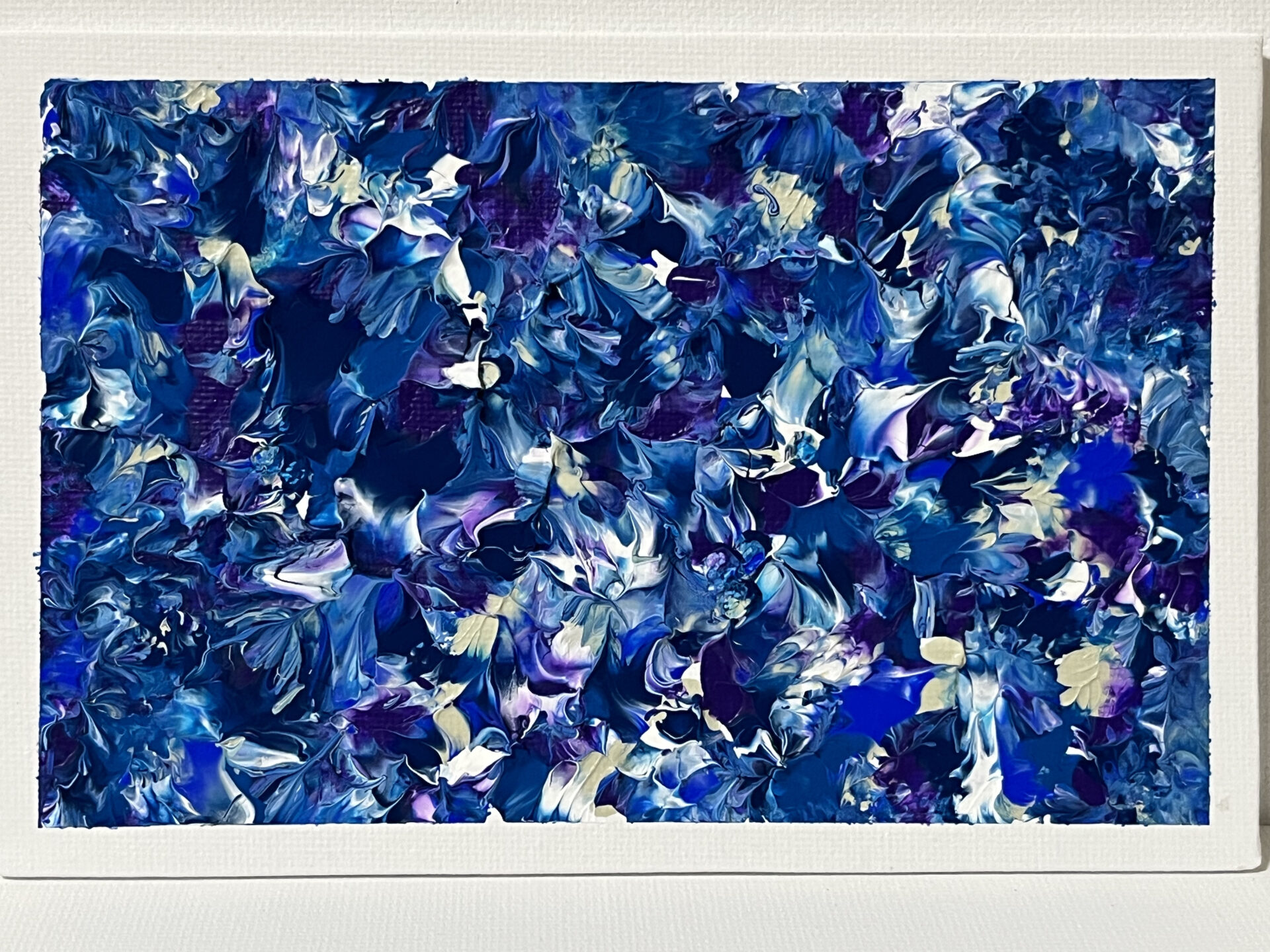 インディゴブルーと白が重なる抽象画 Indigo Tempest Whisper (121)
